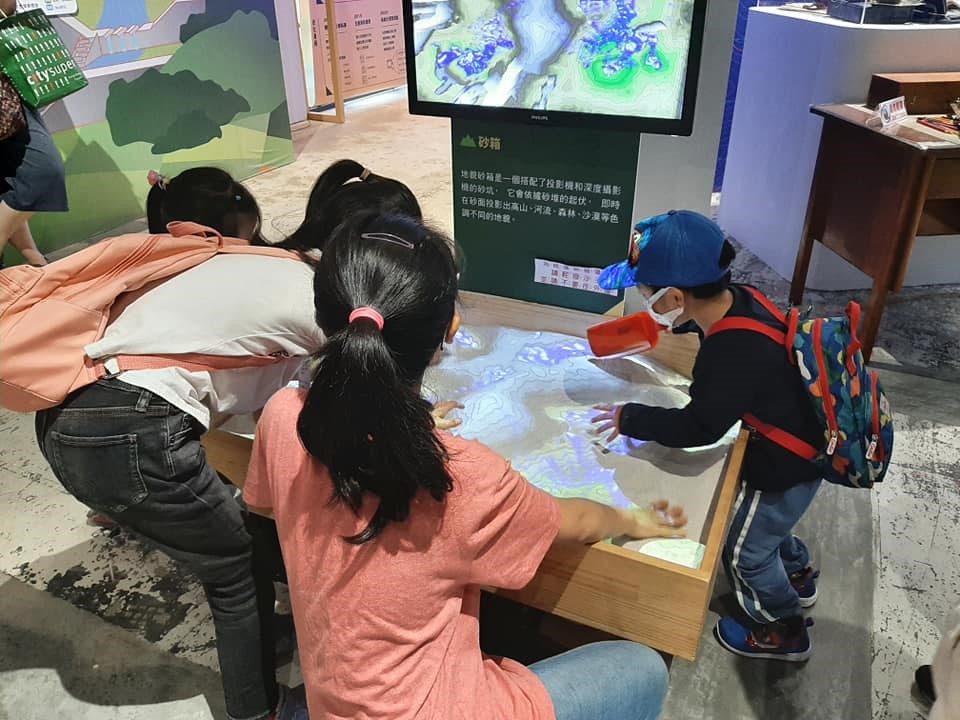 圖1、淼垚众-水保60週年巡迴特展中的擴增實境沙箱(黃茂龍提供)