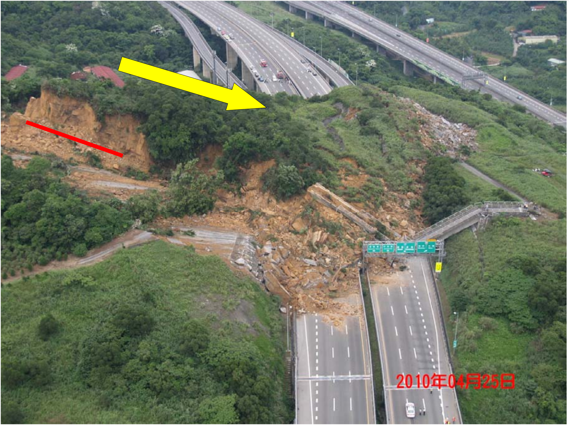 圖7、2010年發生在國道3號的順向坡破壞，黃色箭頭代表地形面，紅色線條示意地層面，可以發現地層面傾向與地形面的坡向一致，改自國道高速公路局北區工程處（2011）