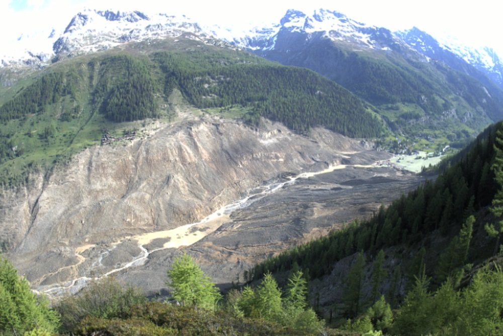 圖2、堰塞湖水沿碎屑沖積錐體中流出(資料來源: Canton du Valais(Kanton Wallis),2025/6/1)