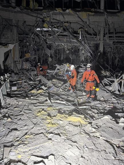 圖6：由日本消防廳派遣緊急消防援助隊進行災區作業 (Fire and Disaster Management Agency), CC BY 4.0, https://commons.wikimedia.org/w/index.php?curid=196436612