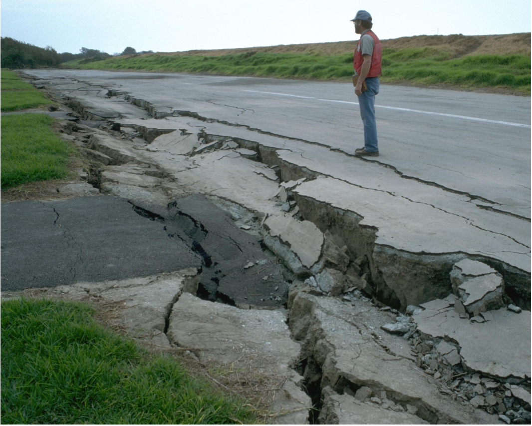 圖一、土壤液化造成道路基礎設施毀損(圖源:USGS)