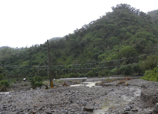 98年8月莫拉克颱風，土石流掩埋護岸